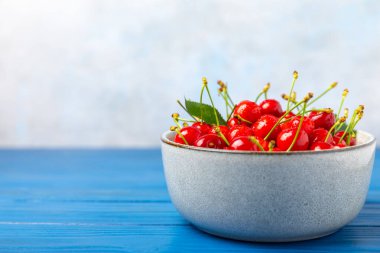 Kirazlar. Ahşap kaplamalı taze kirazlar ve yapraklar. Taze organik kiraz yığını. Böğürtlen ve meyve. Vejetaryen. Sağlıklı beslenme. Mesaj için yer. Boşluğu kopyala