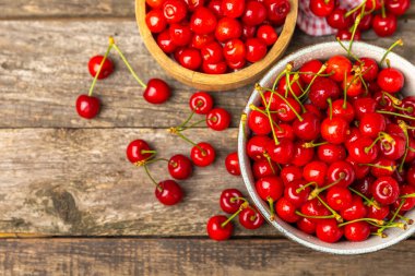 Kirazlar. Ahşap kaplamalı taze kirazlar ve yapraklar. Taze organik kiraz yığını. Böğürtlen ve meyve. Vejetaryen. Sağlıklı beslenme. Mesaj için yer. Boşluğu kopyala