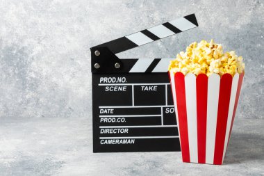 Kova içinde lezzetli patlamış mısır ve sinema biletli soğuk kola içecekler, renkli arka planda üç boyutlu gözlük. Sinema konsepti. Film izliyorum. Mesaj için yer var. Boşluğu kopyala