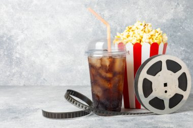 Kova içinde lezzetli patlamış mısır ve sinema biletli soğuk kola içecekler, renkli arka planda üç boyutlu gözlük. Sinema konsepti. Film izliyorum. Mesaj için yer var. Boşluğu kopyala