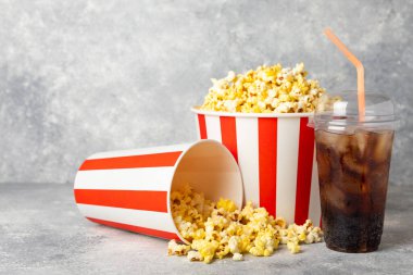 Kova içinde lezzetli patlamış mısır ve sinema biletli soğuk kola içecekler, renkli arka planda üç boyutlu gözlük. Sinema konsepti. Film izliyorum. Mesaj için yer var. Boşluğu kopyala