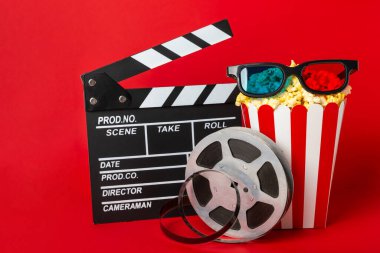 Kova içinde lezzetli patlamış mısır ve sinema biletli soğuk kola içecekler, renkli arka planda üç boyutlu gözlük. Sinema konsepti. Film izliyorum. Mesaj için yer var. Boşluğu kopyala