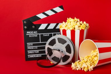 Kova içinde lezzetli patlamış mısır ve sinema biletli soğuk kola içecekler, renkli arka planda üç boyutlu gözlük. Sinema konsepti. Film izliyorum. Mesaj için yer var. Boşluğu kopyala