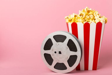 Kova içinde lezzetli patlamış mısır ve sinema biletli soğuk kola içecekler, renkli arka planda üç boyutlu gözlük. Sinema konsepti. Film izliyorum. Mesaj için yer var. Boşluğu kopyala