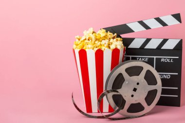 Kova içinde lezzetli patlamış mısır ve sinema biletli soğuk kola içecekler, renkli arka planda üç boyutlu gözlük. Sinema konsepti. Film izliyorum. Mesaj için yer var. Boşluğu kopyala