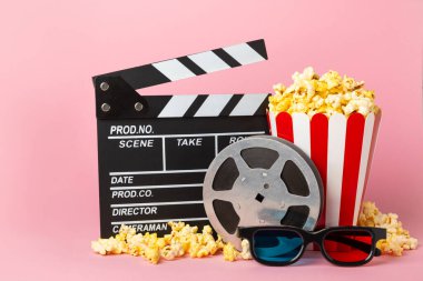 Kova içinde lezzetli patlamış mısır ve sinema biletli soğuk kola içecekler, renkli arka planda üç boyutlu gözlük. Sinema konsepti. Film izliyorum. Mesaj için yer var. Boşluğu kopyala