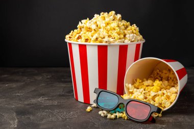 Kova içinde lezzetli patlamış mısır ve sinema biletli soğuk kola içecekler, renkli arka planda üç boyutlu gözlük. Sinema konsepti. Film izliyorum. Mesaj için yer var. Boşluğu kopyala