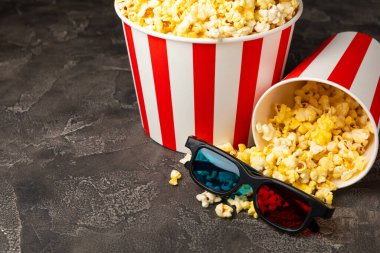 Kova içinde lezzetli patlamış mısır ve sinema biletli soğuk kola içecekler, renkli arka planda üç boyutlu gözlük. Sinema konsepti. Film izliyorum. Mesaj için yer var. Boşluğu kopyala