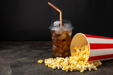 Kova içinde lezzetli patlamış mısır ve sinema biletli soğuk kola içecekler, renkli arka planda üç boyutlu gözlük. Sinema konsepti. Film izliyorum. Mesaj için yer var. Boşluğu kopyala