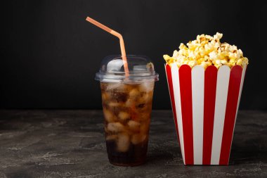 Kova içinde lezzetli patlamış mısır ve sinema biletli soğuk kola içecekler, renkli arka planda üç boyutlu gözlük. Sinema konsepti. Film izliyorum. Mesaj için yer var. Boşluğu kopyala