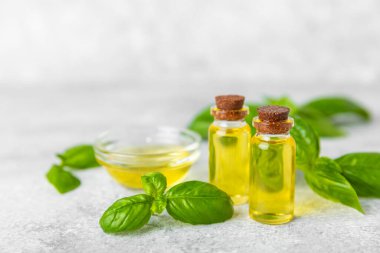 Ahşap kaplamalı fesleğen yağı. Fesleğen yağı ve taze yapraklar. Aromaterapi. Aroma yağı. Şifalı bitkiler. Alternatif tıp. Mesaj için yer. Boşluğu kopyala.