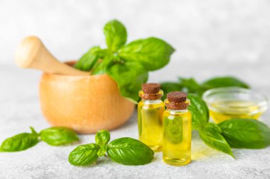 Ahşap kaplamalı fesleğen yağı. Fesleğen yağı ve taze yapraklar. Aromaterapi. Aroma yağı. Şifalı bitkiler. Alternatif tıp. Mesaj için yer. Boşluğu kopyala.