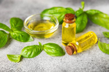 Ahşap kaplamalı fesleğen yağı. Fesleğen yağı ve taze yapraklar. Aromaterapi. Aroma yağı. Şifalı bitkiler. Alternatif tıp. Mesaj için yer. Boşluğu kopyala.