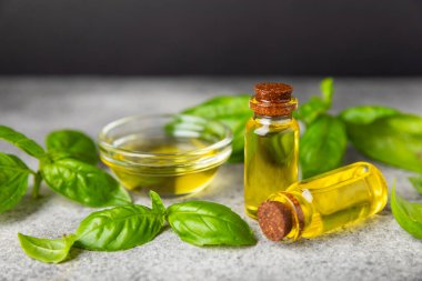 Ahşap kaplamalı fesleğen yağı. Fesleğen yağı ve taze yapraklar. Aromaterapi. Aroma yağı. Şifalı bitkiler. Alternatif tıp. Mesaj için yer. Boşluğu kopyala.