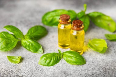 Ahşap kaplamalı fesleğen yağı. Fesleğen yağı ve taze yapraklar. Aromaterapi. Aroma yağı. Şifalı bitkiler. Alternatif tıp. Mesaj için yer. Boşluğu kopyala.