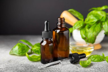 Ahşap kaplamalı fesleğen yağı. Fesleğen yağı ve taze yapraklar. Aromaterapi. Aroma yağı. Şifalı bitkiler. Alternatif tıp. Mesaj için yer. Boşluğu kopyala.