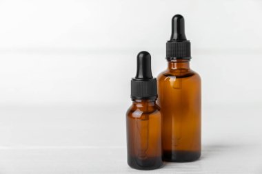 Ahşap kaplamalı fesleğen yağı. Fesleğen yağı ve taze yapraklar. Aromaterapi. Aroma yağı. Şifalı bitkiler. Alternatif tıp. Mesaj için yer. Boşluğu kopyala.