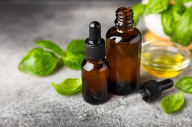 Ahşap kaplamalı fesleğen yağı. Fesleğen yağı ve taze yapraklar. Aromaterapi. Aroma yağı. Şifalı bitkiler. Alternatif tıp. Mesaj için yer. Boşluğu kopyala.