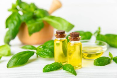 Ahşap kaplamalı fesleğen yağı. Fesleğen yağı ve taze yapraklar. Aromaterapi. Aroma yağı. Şifalı bitkiler. Alternatif tıp. Mesaj için yer. Boşluğu kopyala.