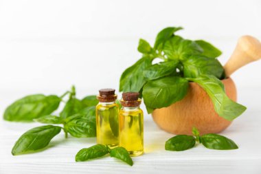 Ahşap kaplamalı fesleğen yağı. Fesleğen yağı ve taze yapraklar. Aromaterapi. Aroma yağı. Şifalı bitkiler. Alternatif tıp. Mesaj için yer. Boşluğu kopyala.