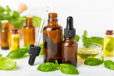 Ahşap kaplamalı fesleğen yağı. Fesleğen yağı ve taze yapraklar. Aromaterapi. Aroma yağı. Şifalı bitkiler. Alternatif tıp. Mesaj için yer. Boşluğu kopyala.