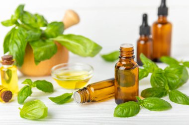 Ahşap kaplamalı fesleğen yağı. Fesleğen yağı ve taze yapraklar. Aromaterapi. Aroma yağı. Şifalı bitkiler. Alternatif tıp. Mesaj için yer. Boşluğu kopyala.