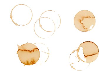 Beyaz arka planda izole kahve lekeleri. Kahve izleri. Yuvarlak leke izole edilmiş, kahve lekeli içecek. Kahve ve çay lekesi yüzükleri. Dökülmüş kahvenin yuvarlak izi. Modelleme. Boşluğu kopyala