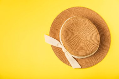 Parlak renkli arka planda hasır şapka. Şık bir başlık. Süslü hasır şapkalar. Bayrak tasarımı. Panama. Kadınlar sarı hasır şapka takıyor. Yukarıdan moda manzarası. Uzayı kopyala Metin için yer.