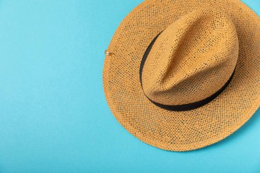 Parlak renkli arka planda hasır şapka. Şık bir başlık. Süslü hasır şapkalar. Bayrak tasarımı. Panama. Kadınlar sarı hasır şapka takıyor. Yukarıdan moda manzarası. Uzayı kopyala Metin için yer.