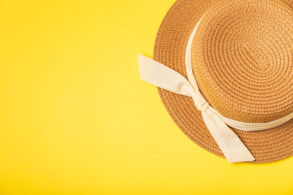 Соломенная шляпа на ярком фоне. Стильный головной убор. Стильные соломенные шляпы. Разработка баннеров. Panama.Women летом желтая соломенная шляпа. Вид сверху на моду. Принято. Место для текста.