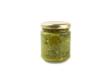 Pesto. Beyaz arka planda izole edilmiş İtalyan fesleğen sosu. Pesto sosu içeriği: taze fesleğen, çam fıstığı, parmesan peyniri ve zeytinyağı. Metin için boşluk. Boşluğu kopyala.