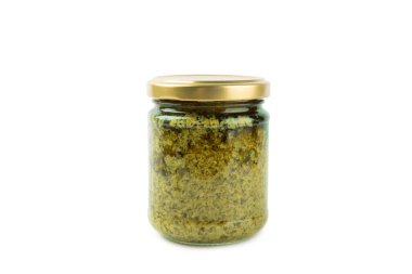 Pesto. Beyaz arka planda izole edilmiş İtalyan fesleğen sosu. Pesto sosu içeriği: taze fesleğen, çam fıstığı, parmesan peyniri ve zeytinyağı. Metin için boşluk. Boşluğu kopyala.