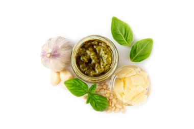 Pesto. Beyaz arka planda izole edilmiş İtalyan fesleğen sosu. Pesto sosu içeriği: taze fesleğen, çam fıstığı, parmesan peyniri ve zeytinyağı. Metin için boşluk. Boşluğu kopyala.