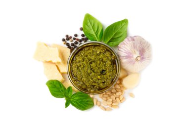 Pesto. Beyaz arka planda izole edilmiş İtalyan fesleğen sosu. Pesto sosu içeriği: taze fesleğen, çam fıstığı, parmesan peyniri ve zeytinyağı. Metin için boşluk. Boşluğu kopyala.