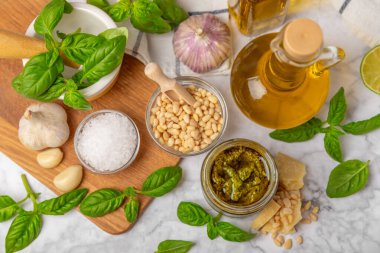 Pesto. Ahşap kaplamalı İtalyan fesleğen sosu. Pesto sosu içeriği: taze fesleğen, çam fıstığı, parmesan peyniri ve zeytinyağı. Metin için boşluk. Boşluğu kopyala.