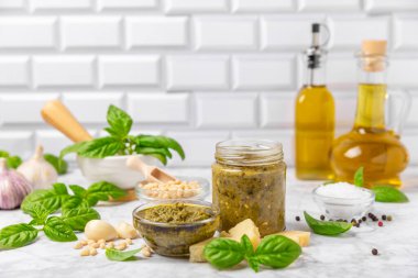 Pesto. Ahşap kaplamalı İtalyan fesleğen sosu. Pesto sosu içeriği: taze fesleğen, çam fıstığı, parmesan peyniri ve zeytinyağı. Metin için boşluk. Boşluğu kopyala.