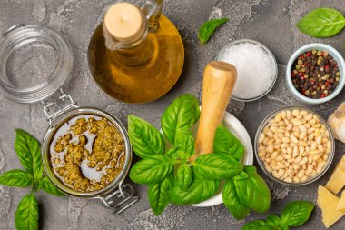 Pesto. Ahşap kaplamalı İtalyan fesleğen sosu. Pesto sosu içeriği: taze fesleğen, çam fıstığı, parmesan peyniri ve zeytinyağı. Metin için boşluk. Boşluğu kopyala.
