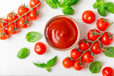 Domates ezmesi, sos, kâsede ketçap ve ahşap kaplamalı taze fesleğen yapraklı kiraz domatesleri. Vitaminler ve detoks diyeti. Sebze ve vejetaryen yemekleri. Mesaj için yer var. Boşluğu kopyala.