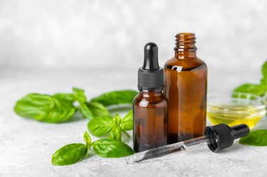 Ahşap kaplamalı fesleğen yağı. Fesleğen yağı ve taze yapraklar. Aromaterapi. Aroma yağı. Şifalı bitkiler. Alternatif tıp. Mesaj için yer. Boşluğu kopyala.