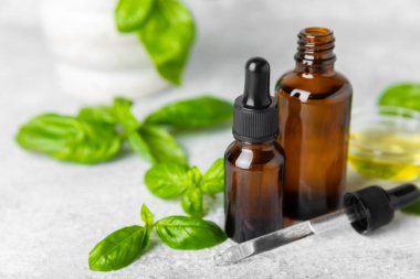 Ahşap kaplamalı fesleğen yağı. Fesleğen yağı ve taze yapraklar. Aromaterapi. Aroma yağı. Şifalı bitkiler. Alternatif tıp. Mesaj için yer. Boşluğu kopyala.