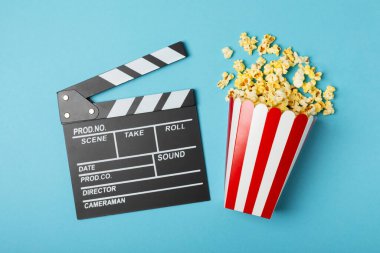 Kova içinde lezzetli patlamış mısır ve sinema biletli soğuk kola içecekler, renkli arka planda üç boyutlu gözlük. Sinema konsepti. Film izliyorum. Mesaj için yer var. Boşluğu kopyala