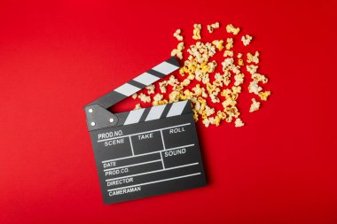 Kova içinde lezzetli patlamış mısır ve sinema biletli soğuk kola içecekler, renkli arka planda üç boyutlu gözlük. Sinema konsepti. Film izliyorum. Mesaj için yer var. Boşluğu kopyala