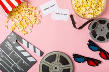 Kova içinde lezzetli patlamış mısır ve sinema biletli soğuk kola içecekler, renkli arka planda üç boyutlu gözlük. Sinema konsepti. Film izliyorum. Mesaj için yer var. Boşluğu kopyala