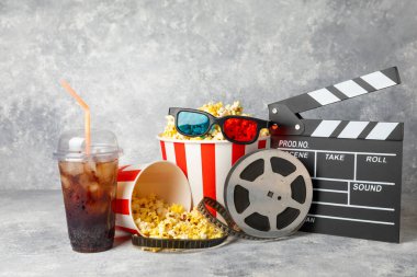Kova içinde lezzetli patlamış mısır ve sinema biletli soğuk kola içecekler, renkli arka planda üç boyutlu gözlük. Sinema konsepti. Film izliyorum. Mesaj için yer var. Boşluğu kopyala