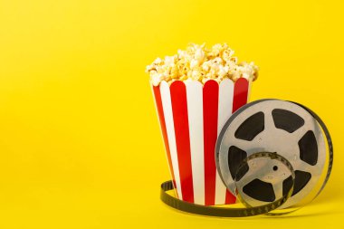 Kova içinde lezzetli patlamış mısır ve sinema biletli soğuk kola içecekler, renkli arka planda üç boyutlu gözlük. Sinema konsepti. Film izliyorum. Mesaj için yer var. Boşluğu kopyala