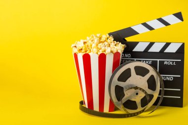 Kova içinde lezzetli patlamış mısır ve sinema biletli soğuk kola içecekler, renkli arka planda üç boyutlu gözlük. Sinema konsepti. Film izliyorum. Mesaj için yer var. Boşluğu kopyala