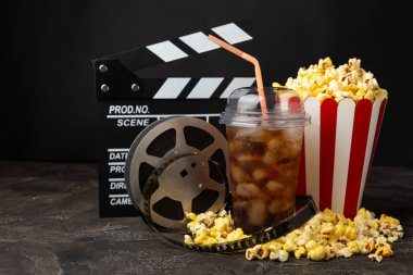 Kova içinde lezzetli patlamış mısır ve sinema biletli soğuk kola içecekler, renkli arka planda üç boyutlu gözlük. Sinema konsepti. Film izliyorum. Mesaj için yer var. Boşluğu kopyala