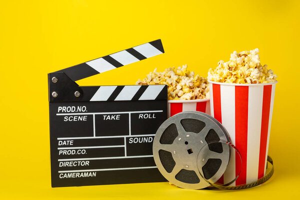Вкусный попкорн в ведрах и холодные напитки из колы с билетами в кино, аплодисментами фильмов и 3D очками на ярком фоне. Концепция кино. Смотрю кино. Место для смс. Копирование пространства