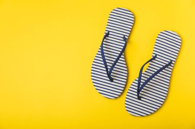 Parlak renkli arka planda parmak arası terlikler. Sandaletler. Yaz Terlikleri. Tatil kavramı. Rubber Slide Sandal . Üst Manzara. Mesaj için yer var. Boşluğu kopyala