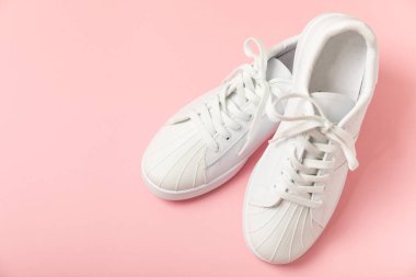 Beyaz ayakkabılar, parlak renkli arka planda spor ayakkabılar. Tek cinsiyetli spor ayakkabıları. Üst Manzara. Mesaj için yer var. Uzayı kopyala. Güzel spor ayakkabılar. Moda ayakkabılar